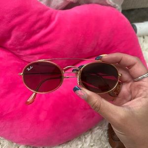 Oval shaped warm toned sunglasses! 🤍